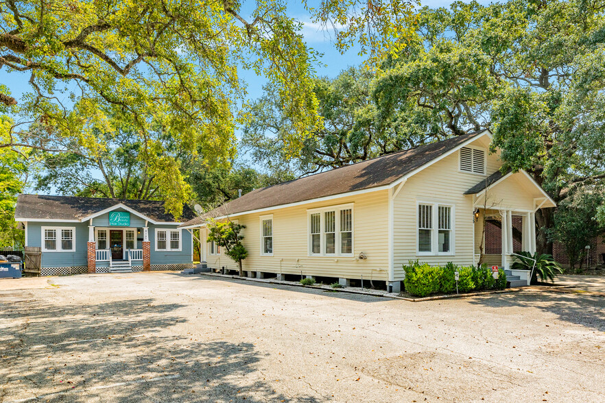 Primary Photo Of 815 E Main St, League City Unknown For Lease