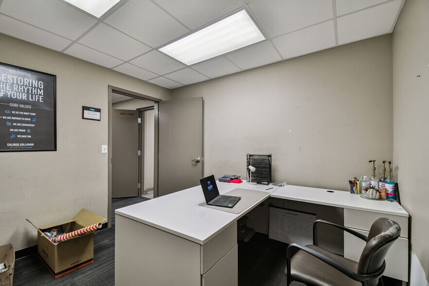 More Photos Of 4811 W Sligh Ave, Tampa Warehouse For Lease