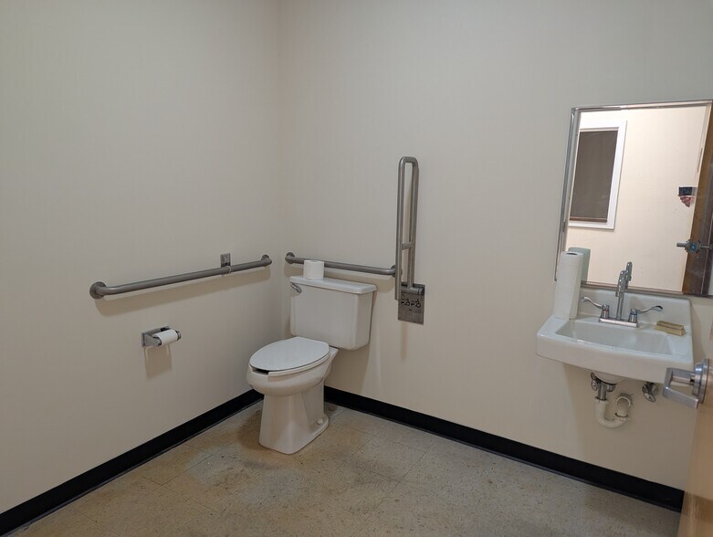 More Photos Of 111-117 New Haven Ave, Derby Medical For Lease