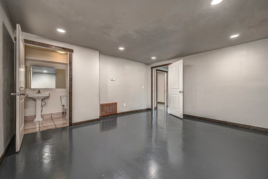 More Photos Of 116 N 2nd St, Noble Light Manufacturing For Lease