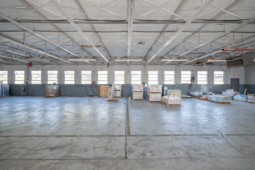 More Photos Of 3261 Philips Hwy, Jacksonville Warehouse For Lease