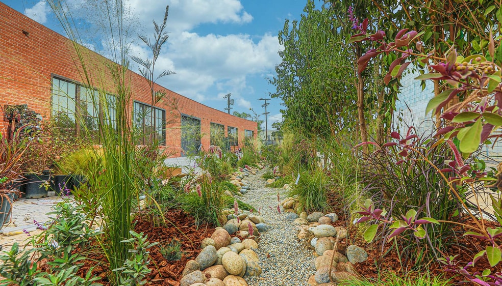 More Photos Of 912-1000 E 60th St, Los Angeles Unknown For Lease