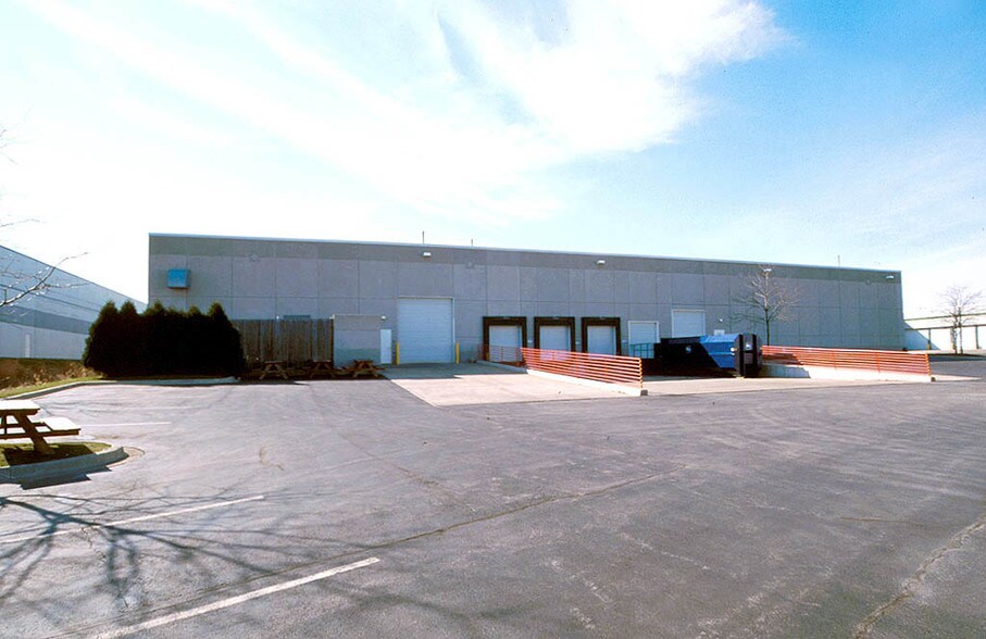 More Photos Of 1111 Lakeside Dr, Gurnee Manufacturing For Lease