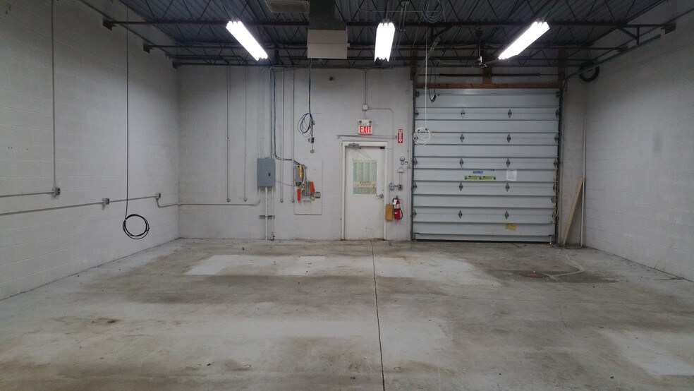 More Photos Of 9263 Ravenna Rd, Twinsburg Showroom For Lease