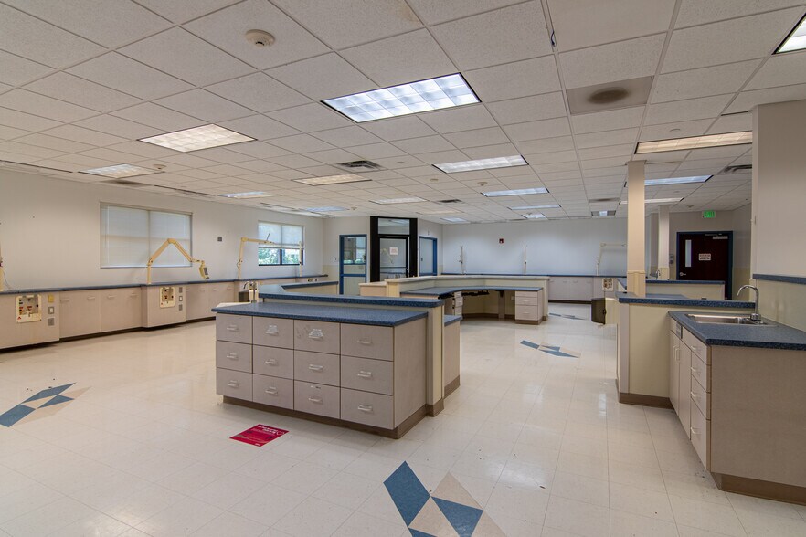 More Photos Of 201 W 5th St, Bonham Medical For Lease