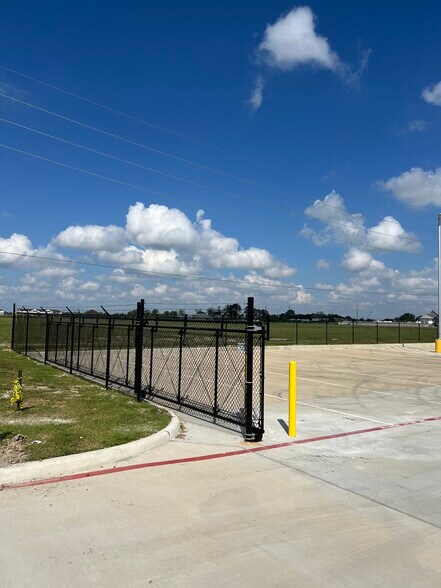 More Photos Of 13930 Journey Rd, Houston Warehouse For Lease