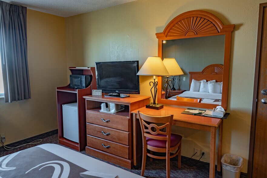 More Photos Of 730 E Jennifer Ln, Sidney Hotel For Sale