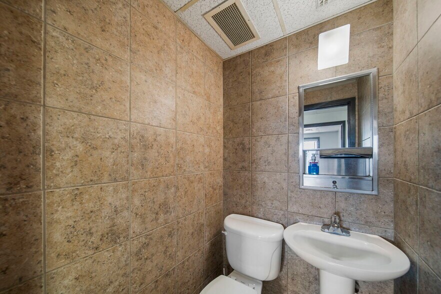 More Photos Of 700 S Main St, Grove Medical For Sale