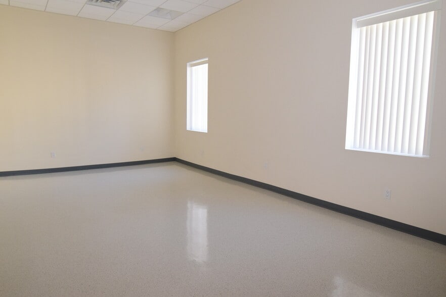 More Photos Of 169 N Franklin St, Holbrook Medical For Lease