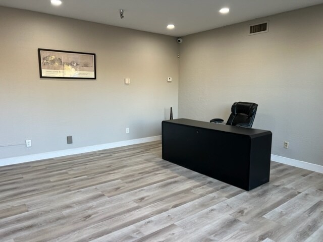 More Photos Of 7631 E Greenway Rd, Scottsdale Warehouse For Lease