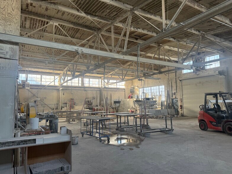 More Photos Of 1460 Bay St W, Savannah Showroom For Sale