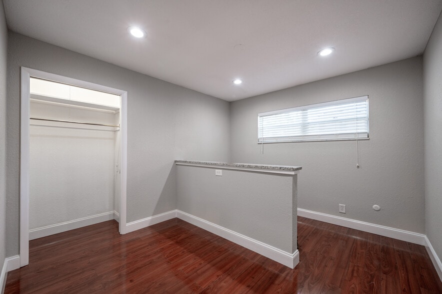 More Photos Of 5105 Memorial Hwy, Tampa Office Residential For Lease