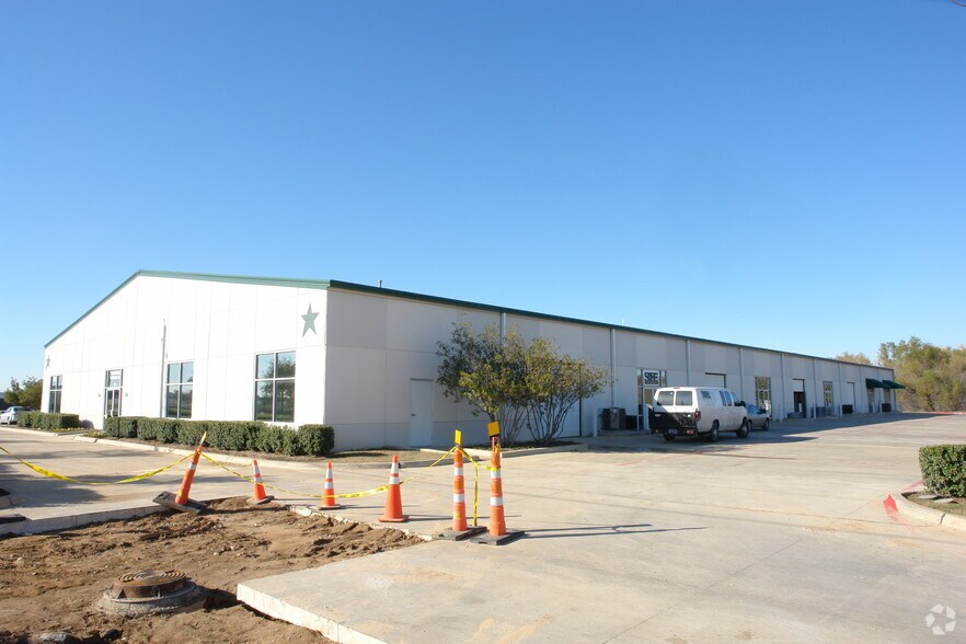 More Photos Of 310 E Trinity Blvd, Grand Prairie Warehouse For Lease