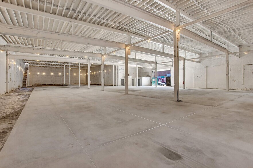 More Photos Of 335 Moffat St, Brooklyn Distribution For Lease