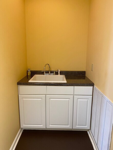 More Photos Of 84 Clark Blvd, Tupelo Office For Lease