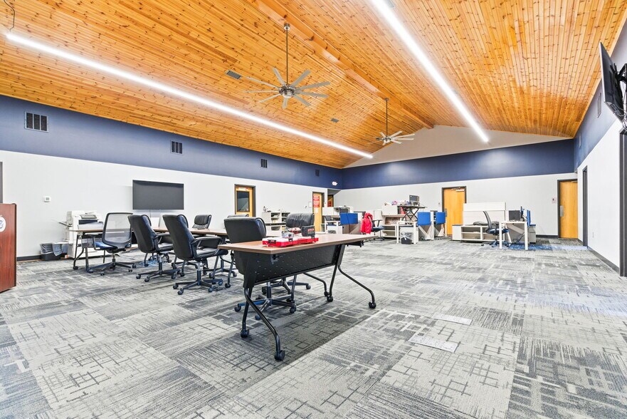 More Photos Of 13720 Aiken Rd, Louisville Warehouse For Lease