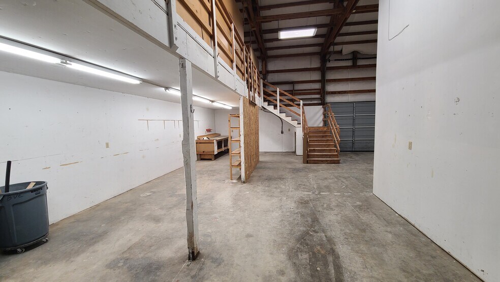 More Photos Of 11781 Watertank Rd, Burlington Manufacturing For Lease