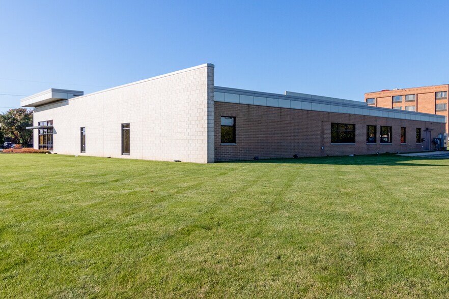 More Photos Of 5400 N 118th Ct, Milwaukee Showroom For Sale