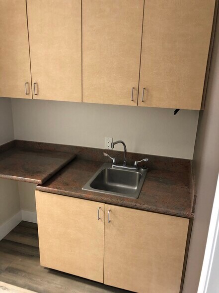 More Photos Of 77772 Flora Rd, Palm Desert Office For Lease