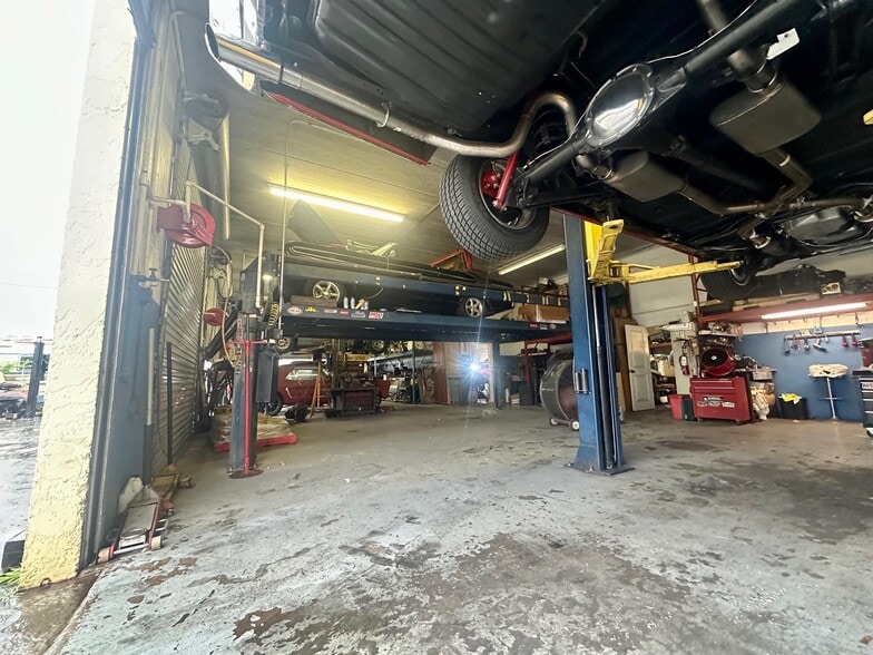 More Photos Of 1002 SE 9th St, Cape Coral Service For Sale