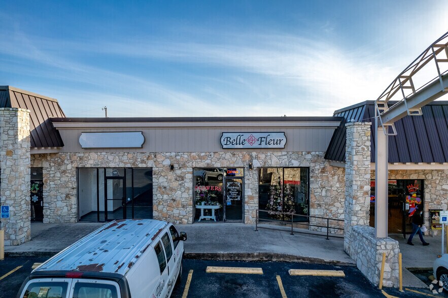 More Photos Of 5525 Blanco Rd, San Antonio Unknown For Lease