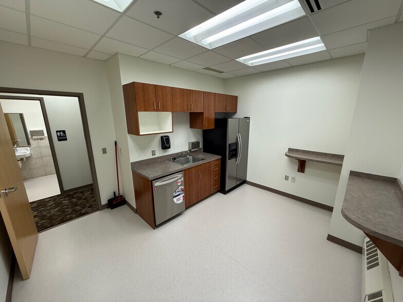 More Photos Of 4015 Lake Otis Pky, Anchorage Office For Lease