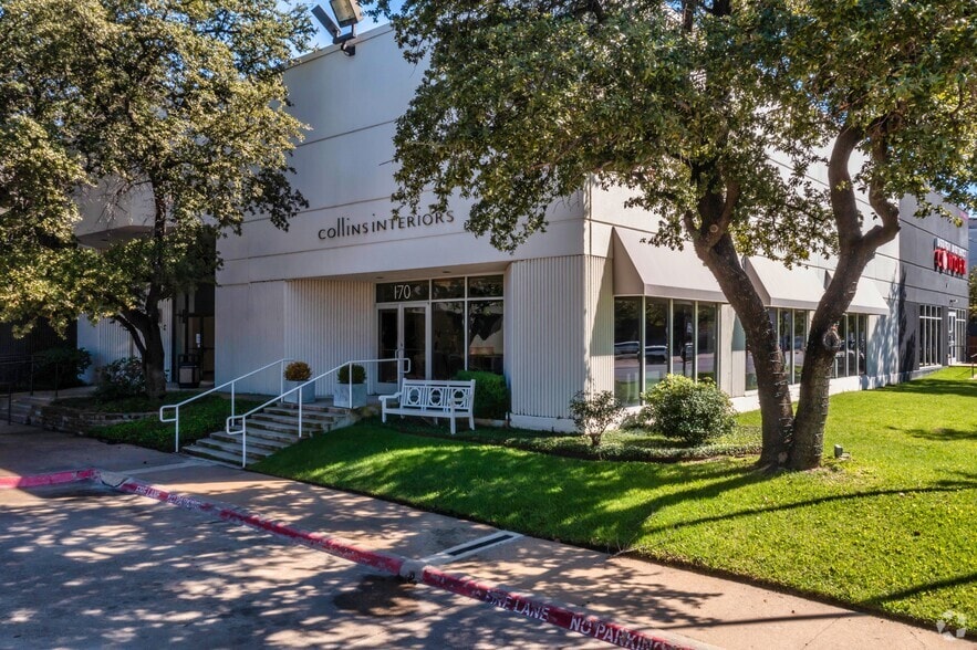 More Photos Of 1500 Dragon St, Dallas Showroom For Lease