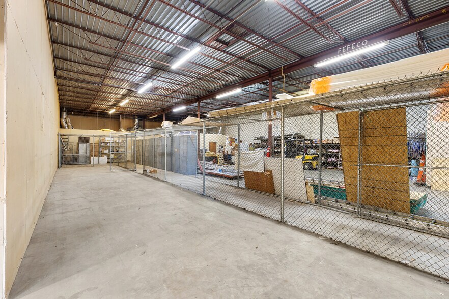 More Photos Of 10823 Sanden Dr, Dallas Flex For Lease