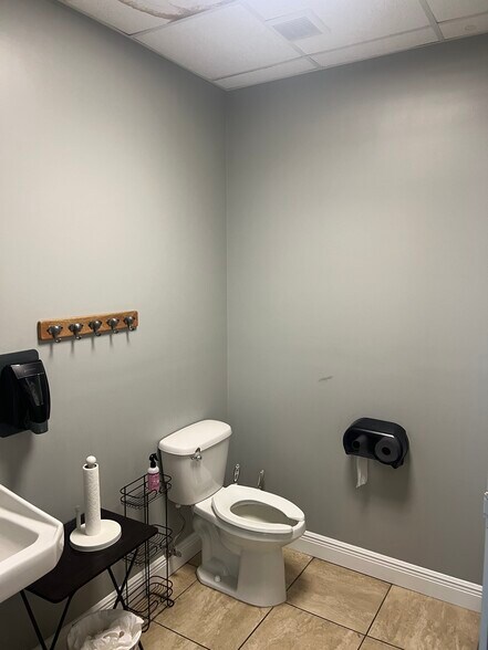 More Photos Of 6800 Thomasville Rd, Tallahassee Storefront For Lease