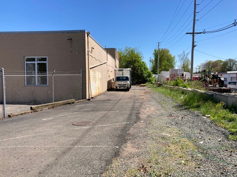 More Photos Of 221 S 31st St, Kenilworth Warehouse For Lease