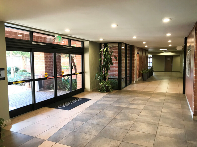 More Photos Of 19231 Victory Blvd, Reseda Medical For Lease