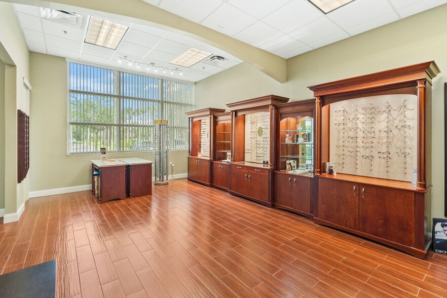 More Photos Of 11602 Lake Underhill Rd, Orlando Flex For Lease