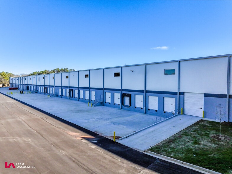 More Photos Of 5380 Dixie Industrial, Lake City Distribution For Lease