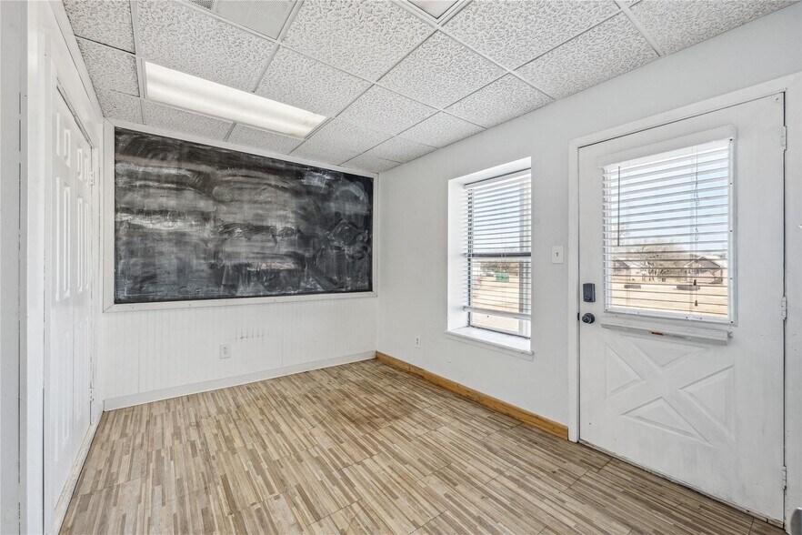 More Photos Of 1497 W Highway 67, Glen Rose Flex For Sale