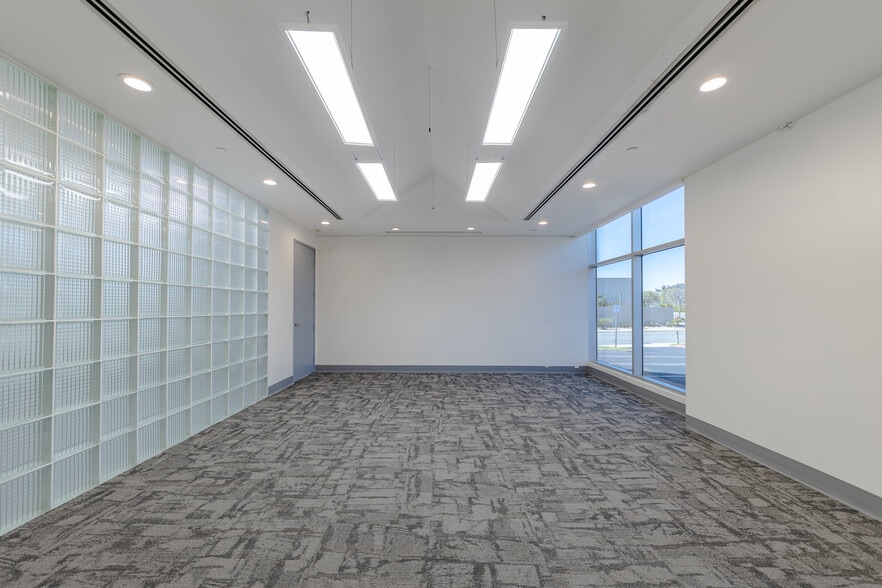 More Photos Of 10237-10239 Flanders Ct, San Diego Research And Development For Lease