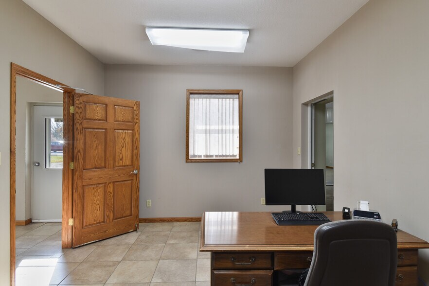 More Photos Of 1311 N Division St, Pontiac Warehouse For Lease