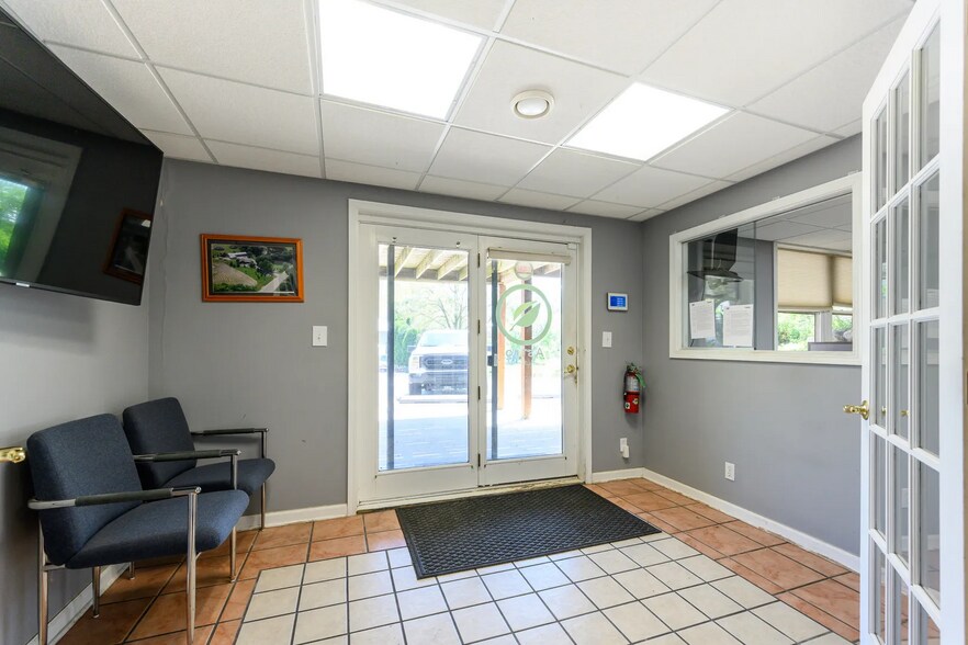 More Photos Of 4418 Richmond Rd, Ringwood Office For Sale