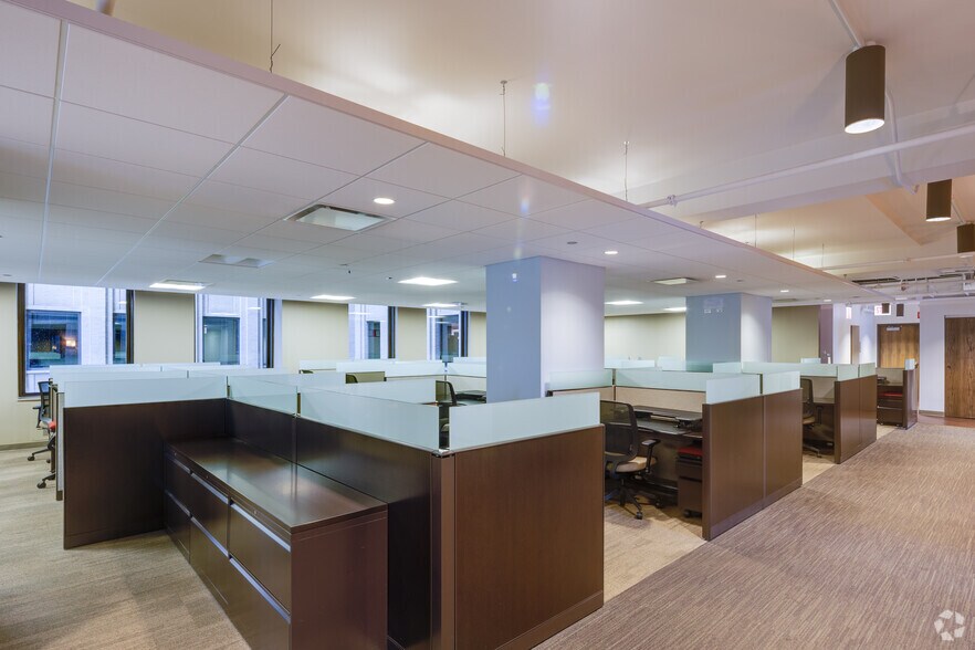 More Photos Of 205 W Wacker Dr, Chicago Office For Sale