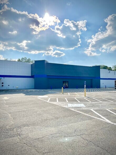 More Photos Of 1000-1088 Memorial Dr, Pulaski Department Store For Lease