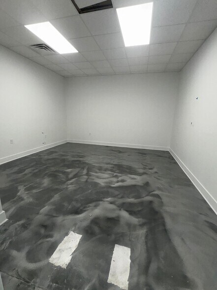 More Photos Of 4827 N Lois Ave, Tampa Warehouse For Lease