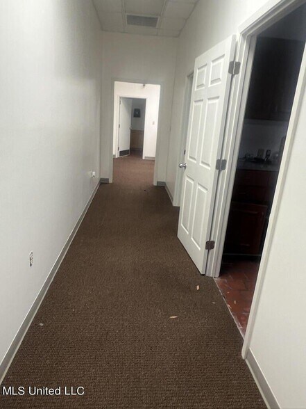 More Photos Of 114 W Market St, Greenwood Loft Creative Space For Lease
