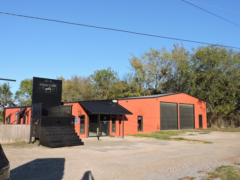 More Photos Of 920 W Mason St, Mabank Manufacturing For Sale