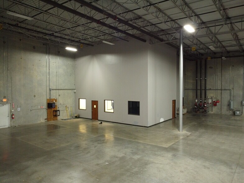 More Photos Of 5201 Catron Dr, Dallas Distribution For Lease