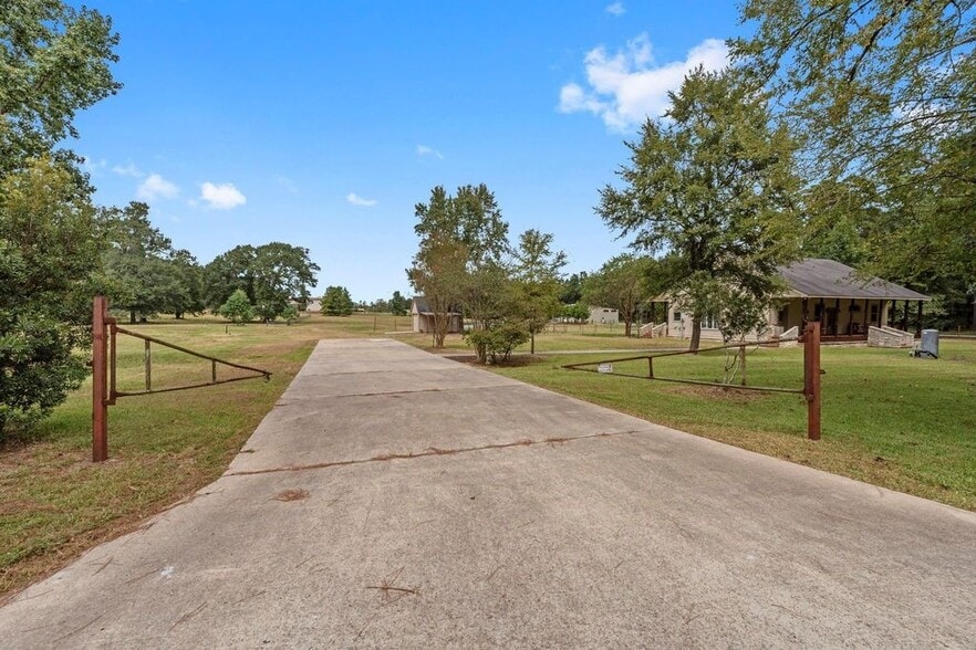 More Photos Of 1250 S Pine Lake Rd, Montgomery Specialty For Sale