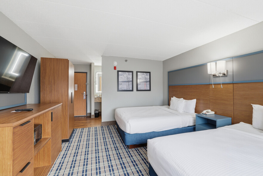 More Photos Of 4675 White Bear Pky, White Bear Lake Hotel For Sale