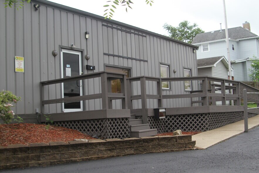 More Photos Of 210 N West St, Hillsboro Office For Sale