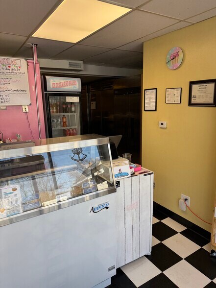 More Photos Of 1319 Birch St, Eau Claire Freestanding For Sale