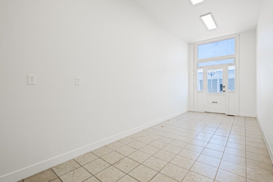 More Photos Of 114 1/2 1st Ave NW, Ephrata Office For Lease