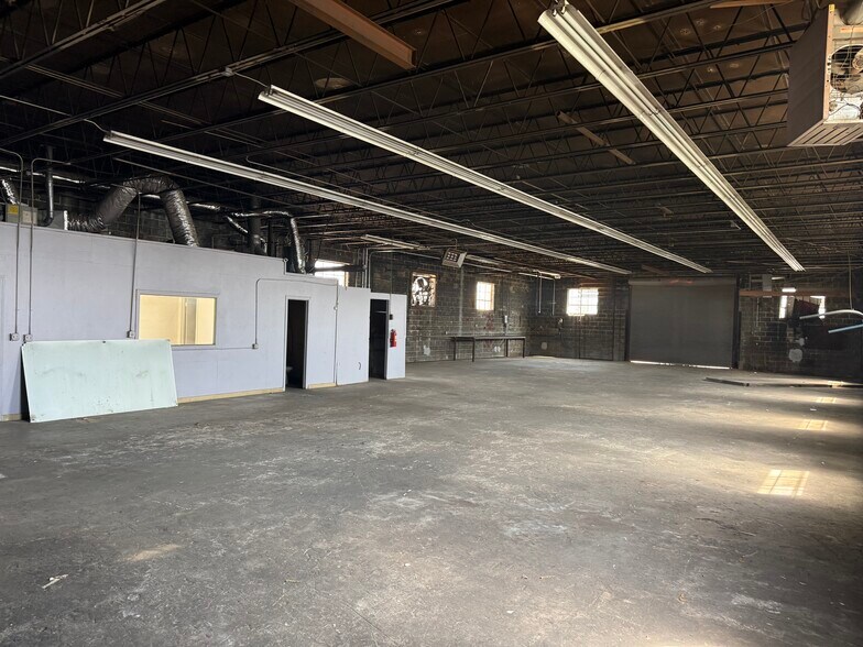More Photos Of 4903 Rozzelles Ferry Rd, Charlotte Warehouse For Lease