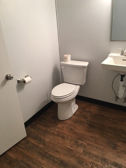 More Photos Of 2006 50th St, Lubbock Flex For Lease